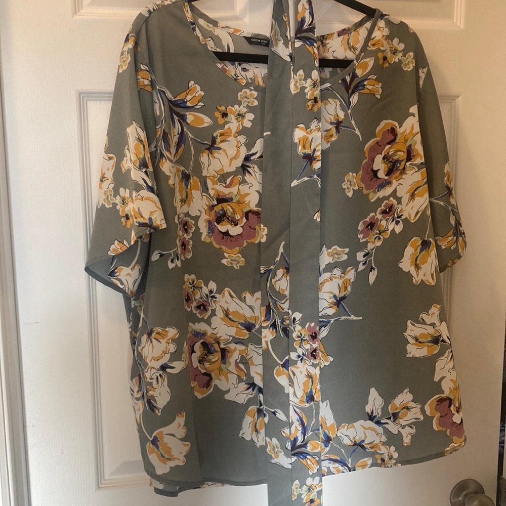 Floral Green Women's Topdressy Floral Top with fabric belt/tie